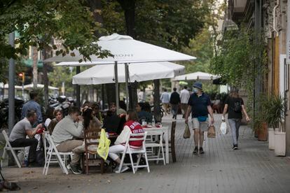 Terrazas de restaurantes de la calle Enric Granados en octubre del año pasado.