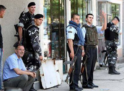 Oficiales de la policía de Macedonia resguardan un colegio electoral en la capital, Skopje