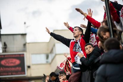 Los bukaneros animan a su equipo durante el partido contra el Sevilla, jugado este domingo 19 de febrero.