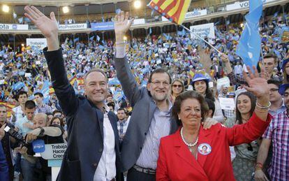 Fabra, Rajoy y Barber&aacute; en el mitin del PP en la plaza de toros de Valencia el 21 de mayo pasado.