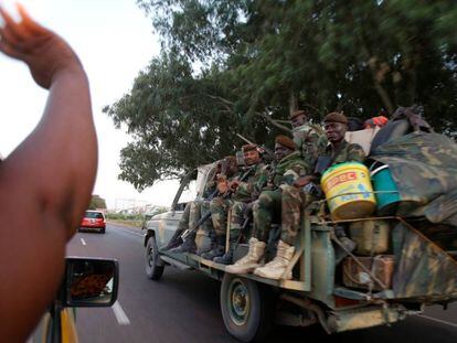 Una mujer saluda a militares de un contingente africano a su llegada a Banyul, capital de Gambia, el 22 de enero de 2017. 