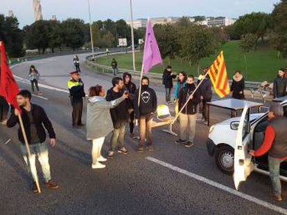 Más de una treintena de carreteras cortadas en una nueva jornada de huelga y paros