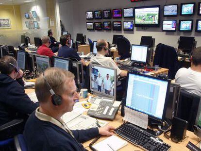 Trabajadores en la central telef&oacute;nica de Betfair. 