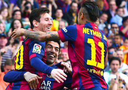 Suárez celebra amb Messi i Neymar un gol al València.