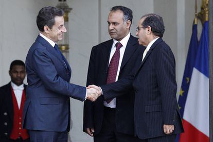 El presidente francés, Nicolas Sarkozy, saluda en el Elíseo a dos representantes del Consejo Nacional libio, el Gobierno rebelde.