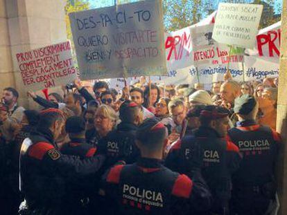 Tensió entre manifestants i els Mossos d Esquadra a les portes de la Cambra. El Govern insisteix en la necessitat d aprovar els Pressupostos per atendre les peticions