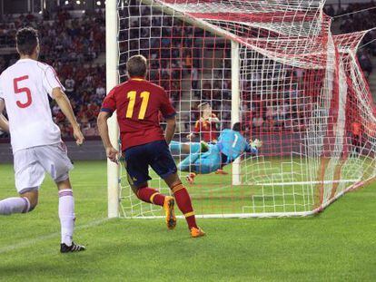 Muniain anota el primer gol para Espa&ntilde;a tras un pase de Deulofeu.