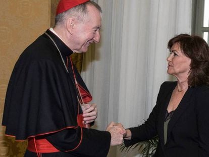 El Secretario de Estado del Vaticano, Pietro Parolin, saluda a la vicepresidenta del Gobierno, Carmen Calvo. En vídeo, reacciones a la decisión del Tribunal Supremo.