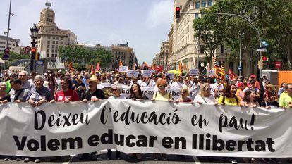 Cabecera de la manifestación en Barcelona contra las acusaciones de adoctrinamiento a maestros catalanes.