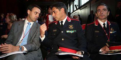 Manel Prat, a la izquierda, junto a dos mandos de los Mossos, en en un acto de esta mañana en el Born.