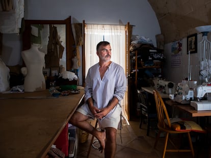 El diseñador Sebatián Pons, en su residencia de S'Alquería Blanca, en Mallorca, este jueves.