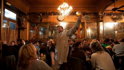 Ambiente en el bar Marsella de Barcelona, en una foto de archivo.