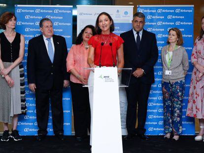 La ministra de Turismo en funciones, Reyes Maroto, en la inauguración de la línea de Air Europa a Iguazú, en el aeropuerto de Barajas.