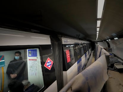 Un convoy de metro de la línea 5 pasa sin detenerse por la estación de Gran Vía, cerrada desde hace casi tres años.