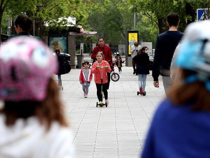 Niños y niñas en las calles de Madrid el primer día que pueden salir durante el estado de alarma por el coronavirus.