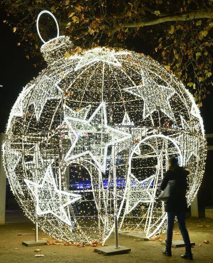 Un grupo de personas visita una bola gigante de navidad con 20.000 luces en Ludwigshafen (Alemania).