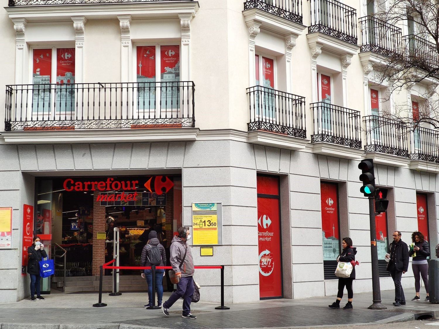 Un Carrefour Market de Madrid capital, con restricciones de entrada para impedir aglomeraciones.