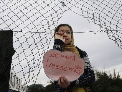Una ni&ntilde;a presente en una protesta para demandar mejores condiciones de vida llevada a cabo por personas refugiadas en el campo del antiguo aeropuerto de Helliniko, en Grecia, el pasado 5 de febrero. 