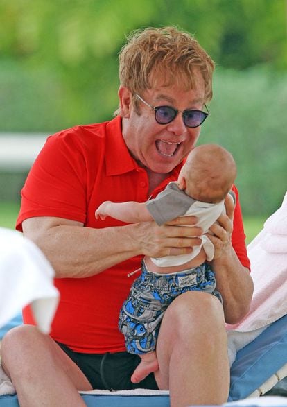 Elton John y su marido, David Furnish, Con 62 y 48 años respectivamente, se han convertido en los flamantes padres de un bebé californiano. El pequeño, que nació el día de Navidad de 2010, se llama Zachary Jackson Levon Furnish-John y nació a través de gestación subrogada.