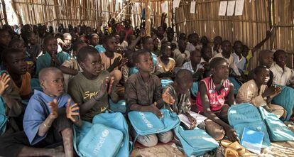 Niños nigerianos, este jueves, en la escuela primaria del campamento de refugiados Muna Garage, en Dikwa.