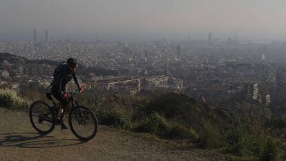 Barcelona sota una capa de contaminació, des de la Carretera de les Aigües, el 2018.