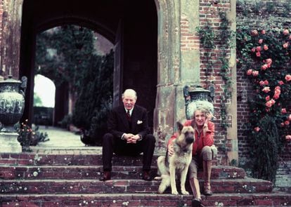 La poeta y novelista inglesa Vita Sackville-West con su marido, el diplomático sir Harold Nicolson, en el palacete de Sissinghurst, en Kent, en 1960, acompañados por su perro. |