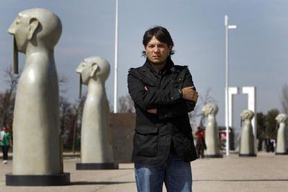 El artista mexicano Rivelino, delante de sus esculturas en el parque Juan Carlos I.