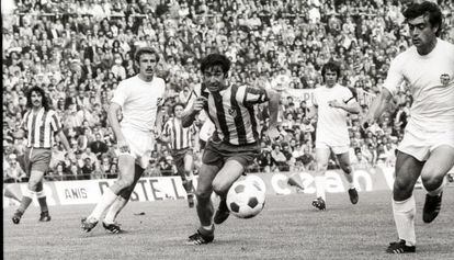 G&aacute;rate lucha por un bal&oacute;n contra el Sevilla en 1976.