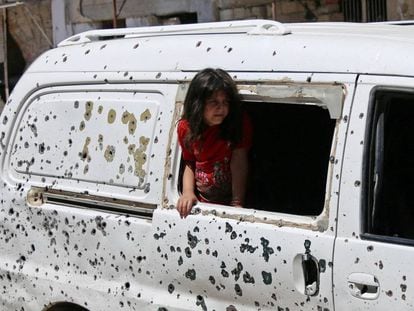 Una ni&ntilde;a mira desde una furgoneta tiroteada en la ciudad de Deraa, en el sur de Siria.