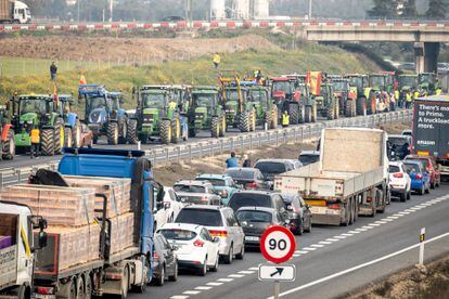 Cortes de carretera por los agricultores en la autovía A-42 en el kilómetro 35, a la altura de Illescas (Toledo).