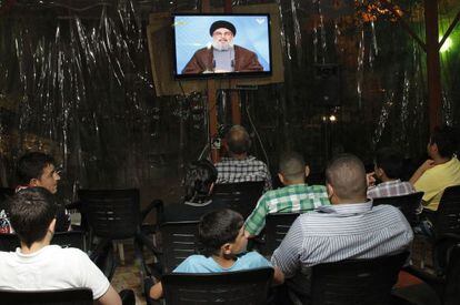 Varios hombres siguen en Beirut la alocuci&oacute;n de Nasrala sobre Siria.