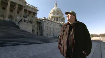 Michael Moore, junto al Capitolio, en una escena de <i>Capitalismo: una historia de amor.</i>