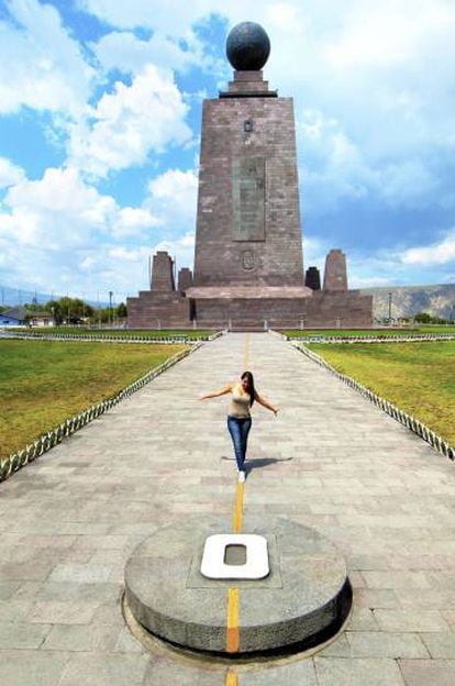 Monumento La Mitad Del Mundo, al norte de Quito (Ecuador).