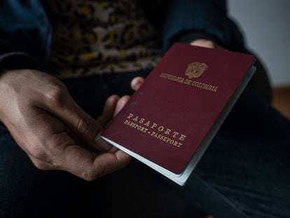 Un hombre sostiene un pasaporte colombiano, el 22 de octubre del 2022.