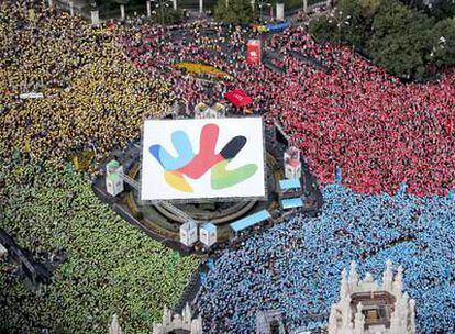 Vista de la plaza de Cibeles durante la fiesta de ayer, <i>Día de la corazonada,</i> en la que 100.000 personas apoyaron la candidatura de Madrid a los Juegos Olímpicos de 2016.