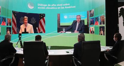 En la pantalla, el presidente de Argentina, Alberto Fernández, y el enviado especial para el Clima de los Estados Unidos, John Kerry.