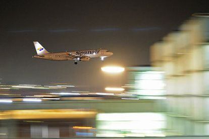 Un avión de Spanair aterriza ayer por la noche en el aeropuerto del Prat de Llobregat (Barcelona).