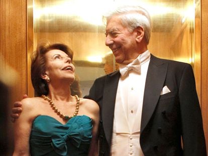 Mario Vargas Llosa en familia momentos antes de abandonar el Grand Hotel de Estocolmo para recoger el Premio Nobel de Literatura, en 2010.