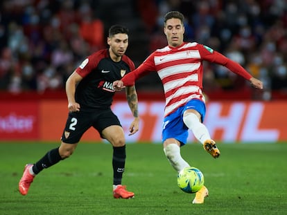 GRochina, autor del gol del Granada, controla el balón ante Montiel.