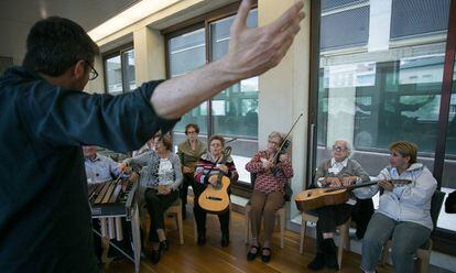 Enfermos de alzheimer tocando unos instrumentos, el pasado martes, en el Auditori. 