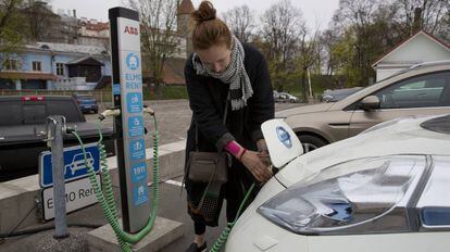 Usuaria de un coche el&eacute;ctrico en Tallin, Estonia.