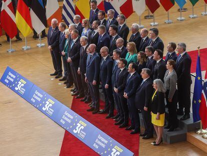 Líderes de la UE más los de Islandia, Noruega y Liechtenstein posan para la foto de familia este viernes en Bruselas.