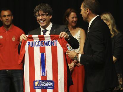 Puigdemont exhibeix la samarreta del Girona que li va regalar el president del club, Delfí Geli, després de pujar a Primera.
