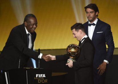 Messi recibe el Balón de oro.
