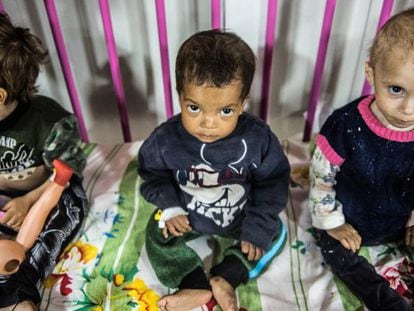 Tres hijos de yihadistas del ISIS en un hospital kurdo del noreste de Siria.