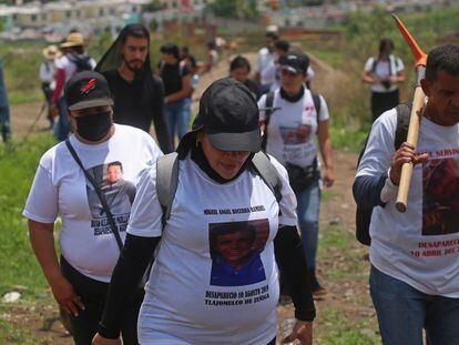 Madres buscadoras de Jalisco y Sonora durante una brigada de búsqueda en Tlajomulco, Jalisco, en 2022.