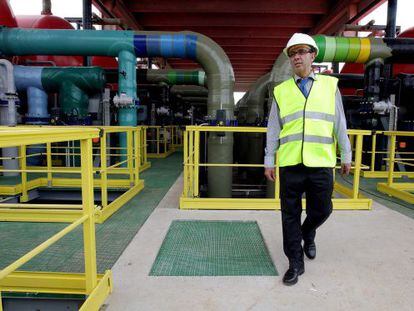 Fransesc Baltasar, exconsejero de Medio Ambiente, durante una visita a la desalinizadora de El Prat en el año 2009.