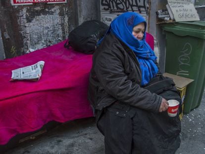Una mujer pide en la calle en Madrid el pasado 1 de enero.