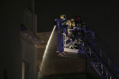 Los Bomberos desconocen, por el momento, las causas del incendio y localizaron un cadáver gracias a la escalera de salvamento, ya que no pueden acceder a las naves. En la imagen, bomberos sofocan el incendio.