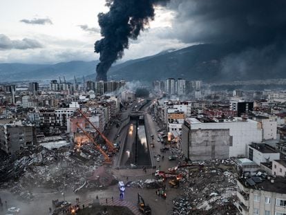 Vista panorámica de la localidad turca de Alejandreta tras el terremoto, este martes.